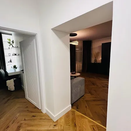 Modern 1-bedroom In Downtown דירה *