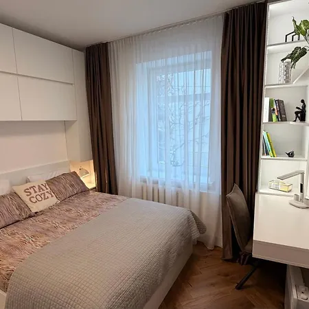 Modern 1-bedroom In Downtown דירה *