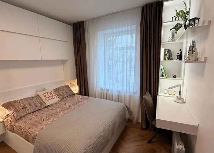 Modern 1-bedroom In Downtown דירה *
